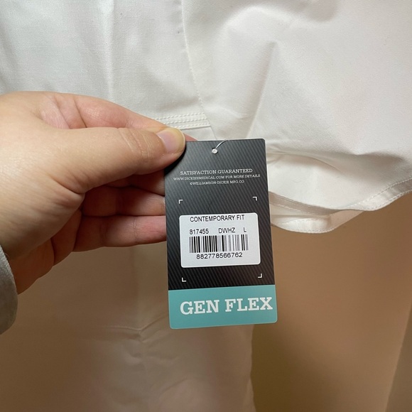 ✨NWT Dickies White V-Neck Scrub Top Size L #A1 - Picture 4 of 9